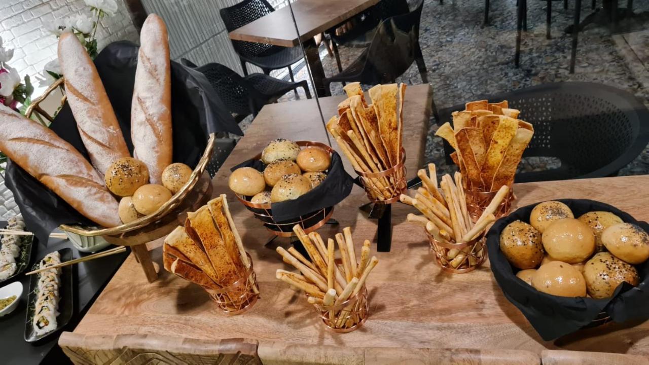 Gran Evenia Panama Hotel Εξωτερικό φωτογραφία Bread and pastries at a buffet