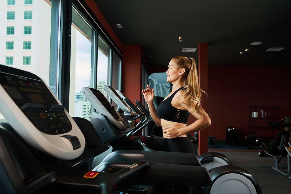 Gran Evenia Panama Hotel Ανέσεις φωτογραφία A woman on a treadmill